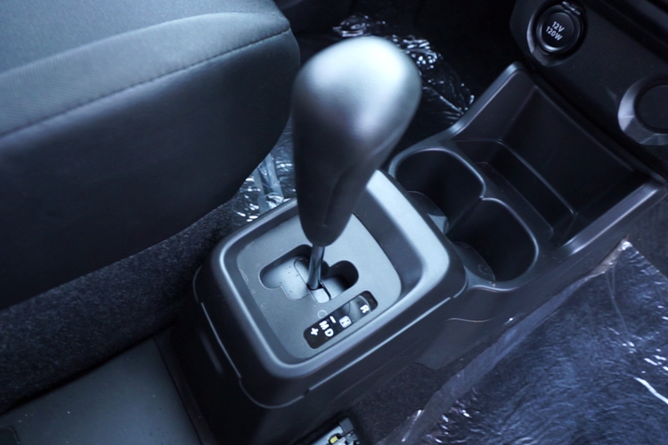 thumbnail Parkir Mobil Matik, Oper Tuas ke P atau Tarik Rem Tangan Duluan?