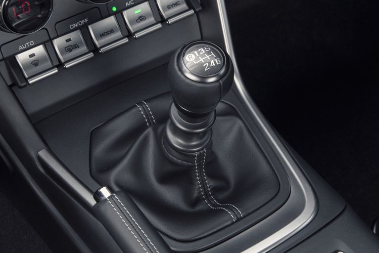 thumbnail Ini Penyebab Bunyi Kasar Saat Proses Masuk Gigi Mundur Mobil Manual