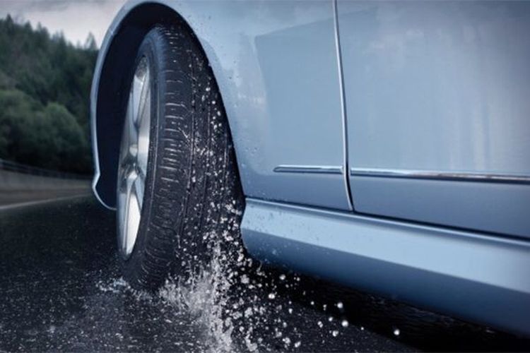 thumbnail Mengenal Bahaya Laten Aquaplaning saat Berkendara di Musim Hujan